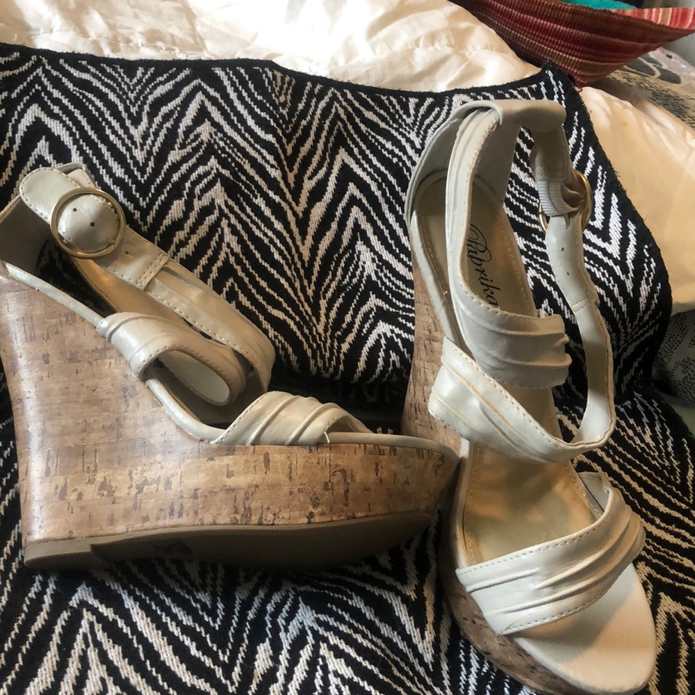 Crisscross cork wedge ... Egg shell . 5 “